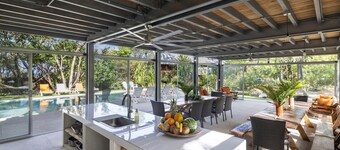 Fünf Cottages, Swimmingpool und Annehmlichkeiten inmitten eines Waldes am Strand.