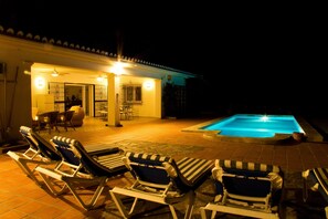 Utomhuspool och uppvärmd pool