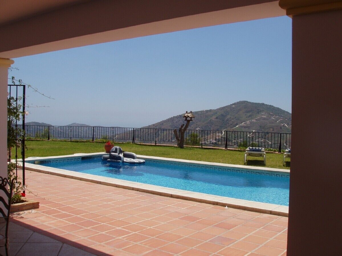 Een buitenzwembad en een verwarmd zwembad