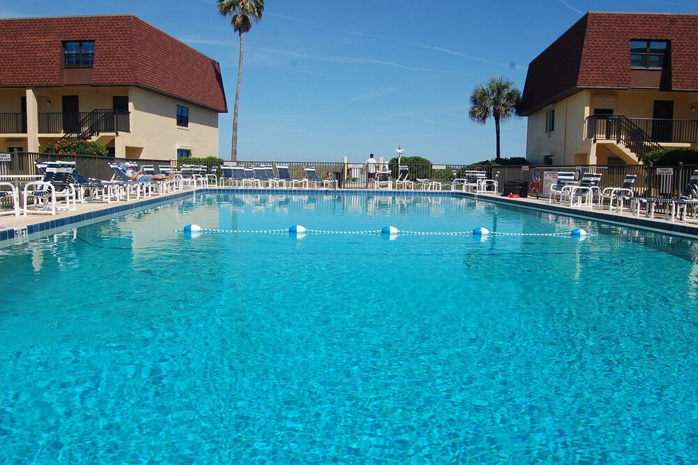 117 Cocoa Beach Club Direct Oceanfront Next to Pier, Dog Friendly*