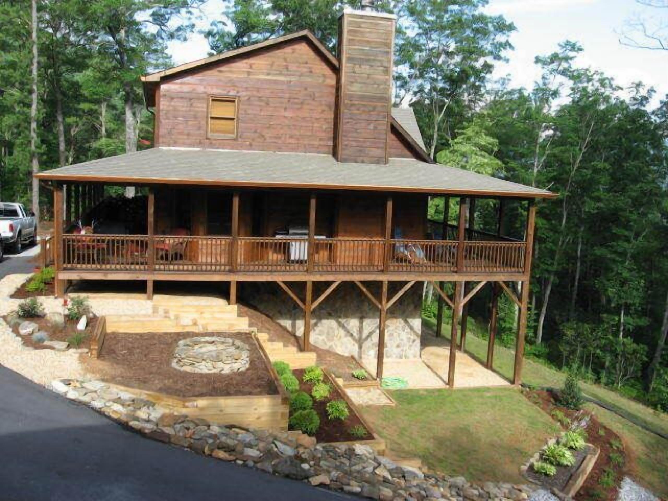 Spectacular  Mountain Views from this Cozy Cabin Getaway