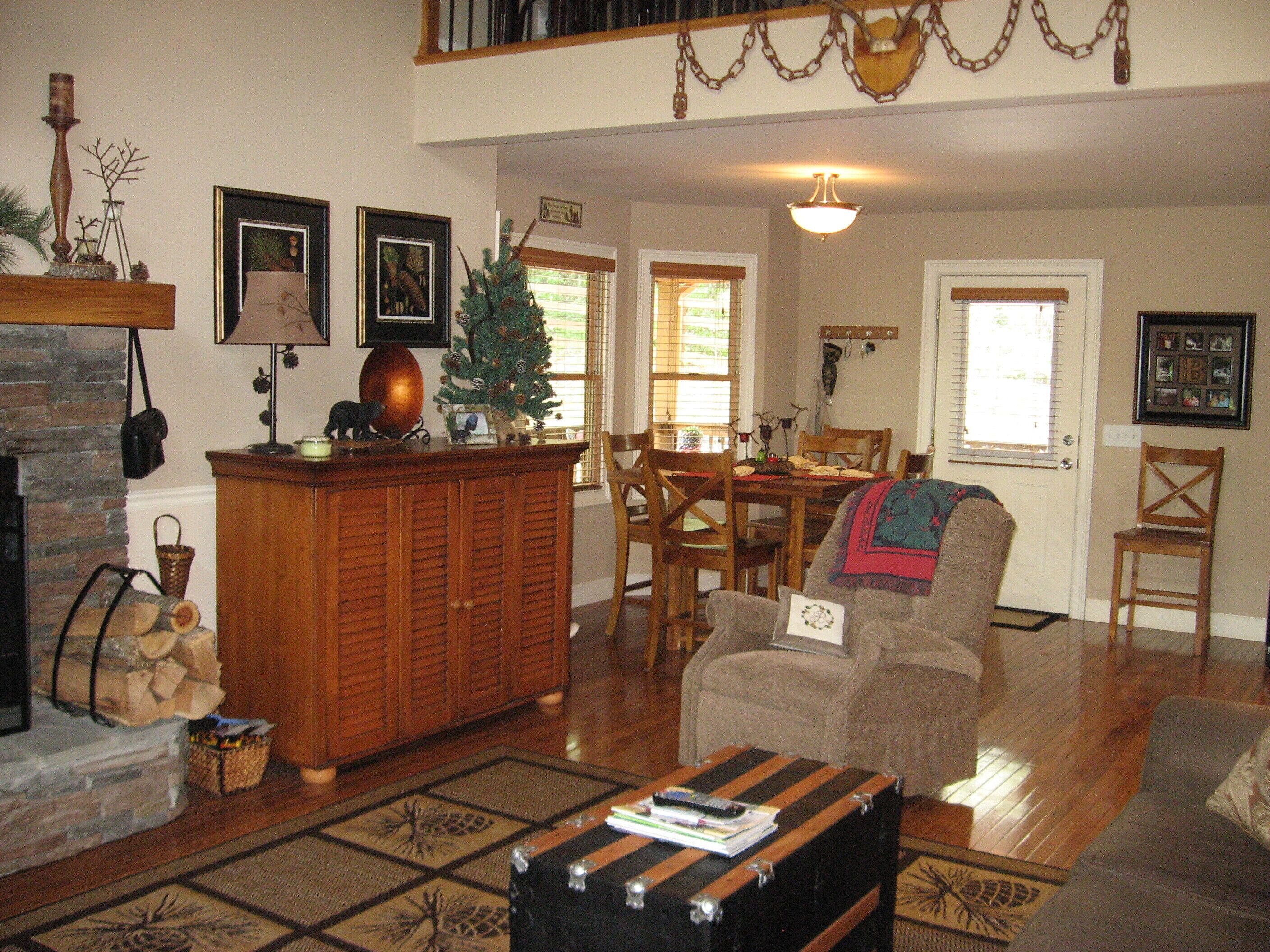 Spectacular  Mountain Views from this Cozy Cabin Getaway