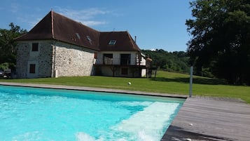 Piscine extérieure, parasols de plage, chaises longues