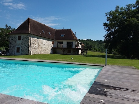 Outdoor pool, pool umbrellas, sun loungers. Chambre d'hôtes Azkena