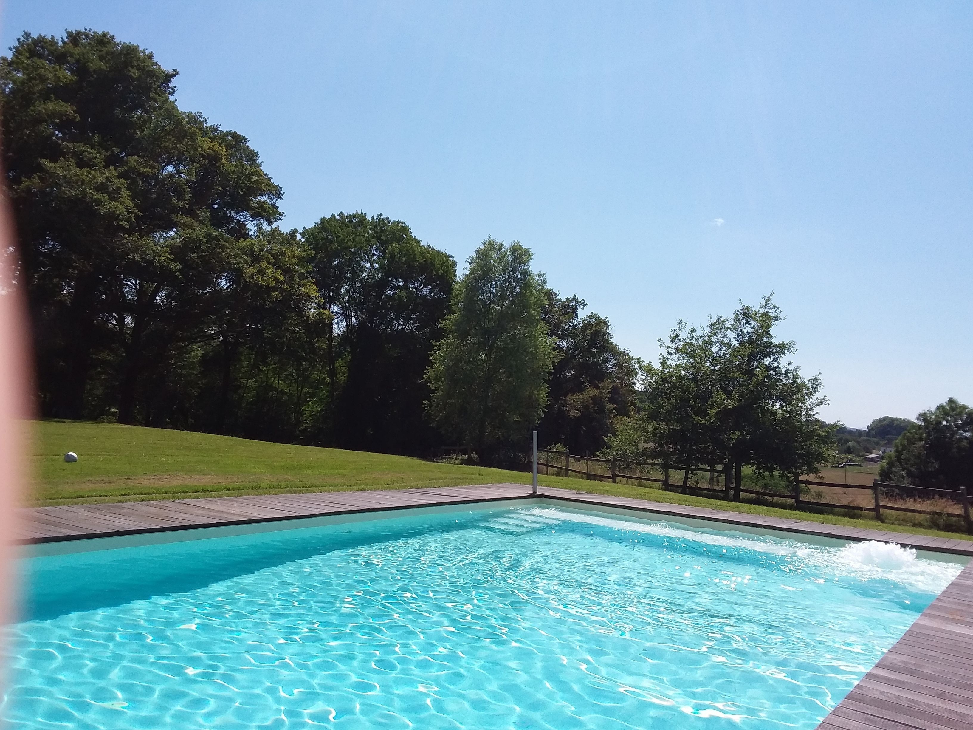 Piscine extérieure, parasols de plage, chaises longues