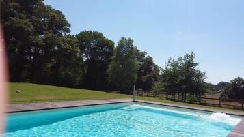 Piscine extérieure, parasols de plage, chaises longues