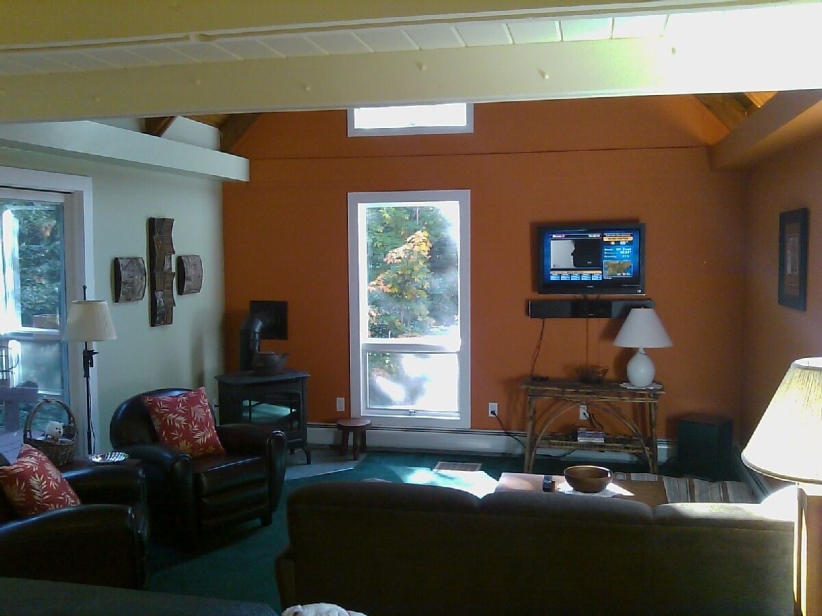 Great Stowe location. Close to Town & Mountain. Luxurious. King Bed,Sauna,Wifi.