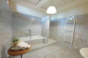 Een bad, een haardroger, een bidet, handdoeken