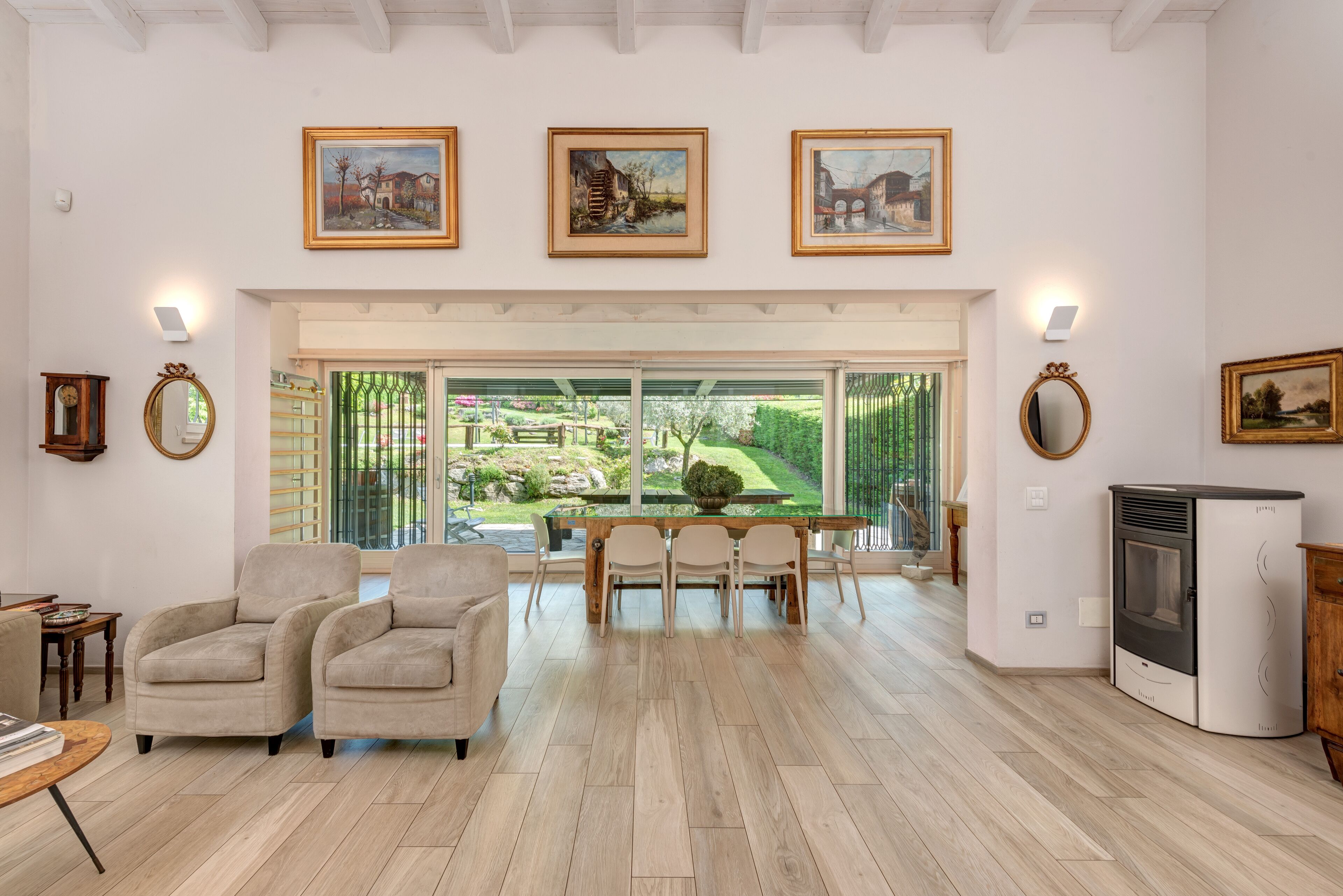 TV connectée, lecteur de DVD, livres