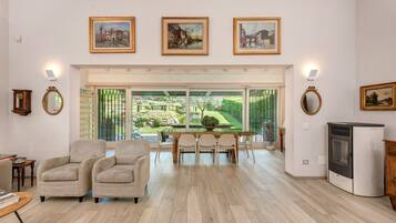 TV connectée, lecteur de DVD, livres