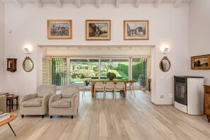 تلفزيون ذكي، مشغل دي في دي، كُتُب