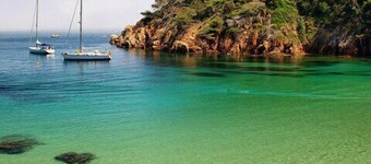 Stunning property isolated, surrounded by nature, 5 min to beaches. Max privacy.