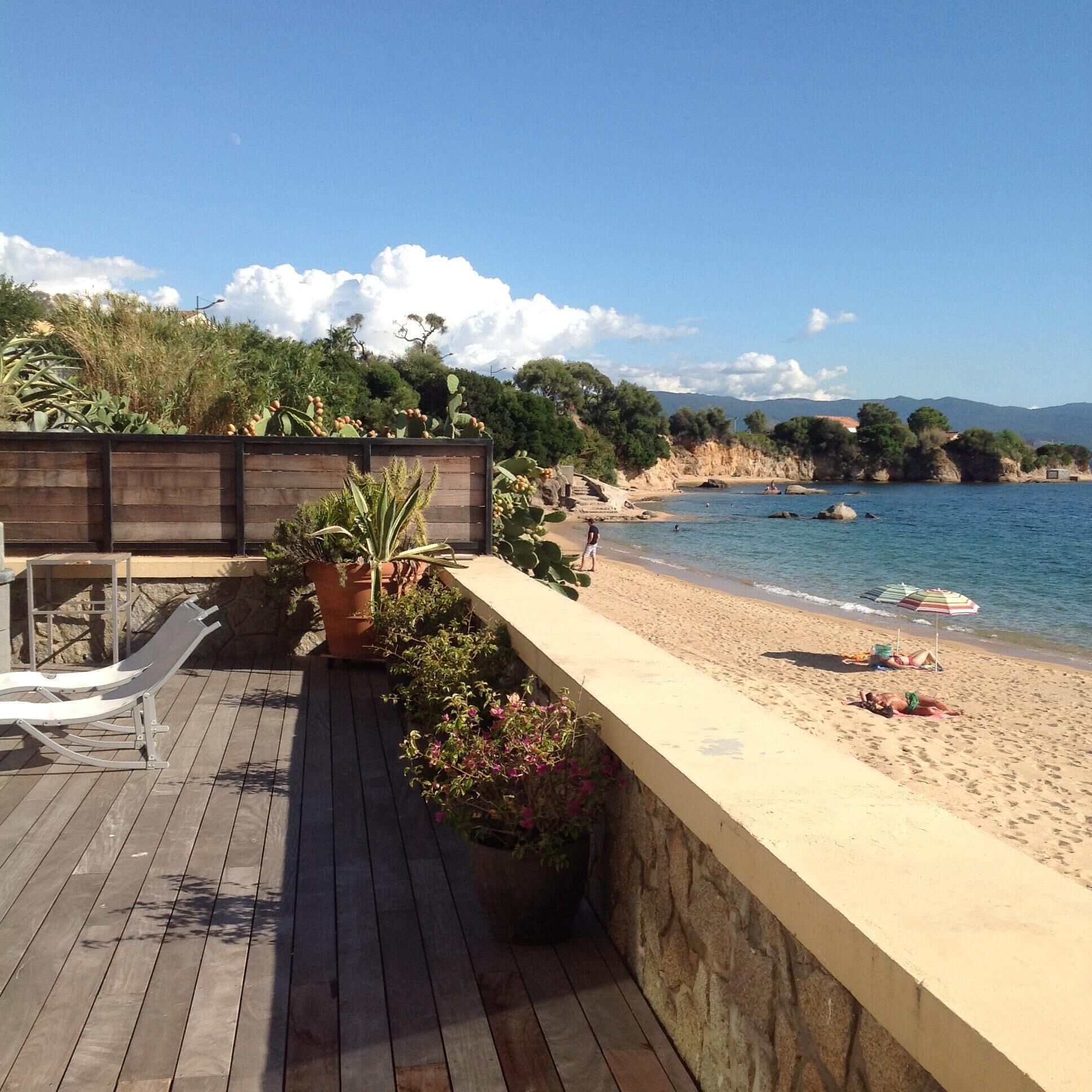 Accommodatie ligt op het strand, ligstoelen, strandlakens