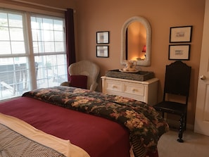 5 bedrooms, desk, iron/ironing board, travel crib