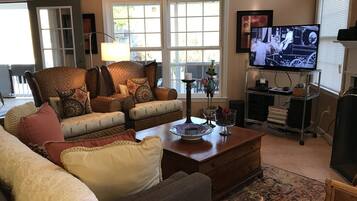 Smart TV, chimenea, reproductor de DVD y libros