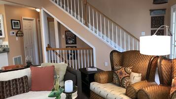 Smart TV, chimenea, reproductor de DVD y libros