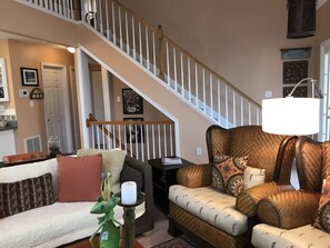 Smart TV, chimenea, reproductor de DVD y libros