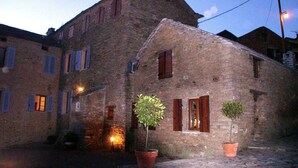 A stone building with multiple windows and a cobblestone courtyard. - Castineta: mansion - CastinetaHouse with character (Castineta)