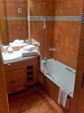 Combined shower/bathtub, hair dryer - Luxury two-room apartment, Facing the ski slopes, Village center, Garage, WIFI (Chamonix-Mont-Blanc)