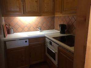 Een koelkast, een microgolfoven, een oven, een kookplaat