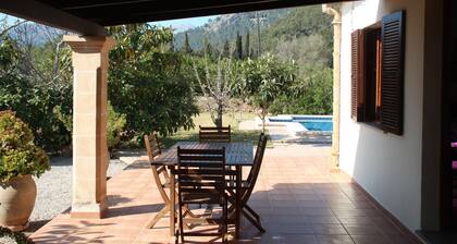 Country house surrounded by beautiful countryside, with a large pool WIFI FREE