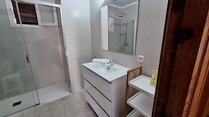 Combined shower/tub, hair dryer, towels, soap