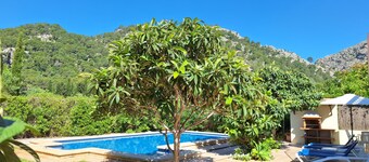 Landhaus, umgeben von einer herrlichen Landschaft, mit einem großen Swimmingpool