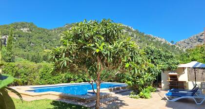 Maalaistalo, jota ympäröi kaunis maaseutu, iso uima-allas WIFI ILMAINEN