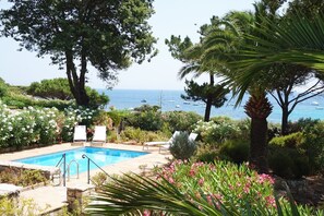 Pool - Saint-Tropez, Ocean Front villa with direct access to the beach (Ramatuelle)