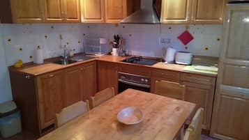 Fridge, oven, stovetop, dishwasher