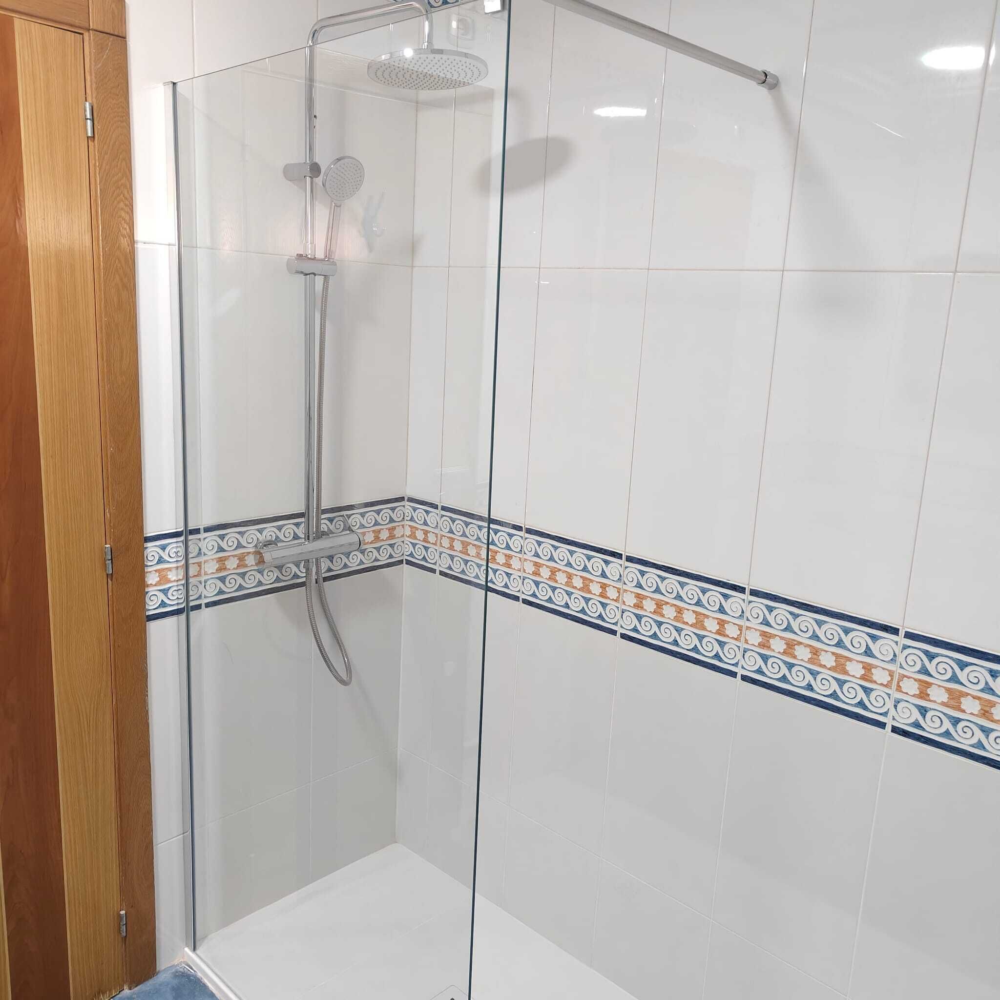 Eine Duschkabine mit Handbrause und Deckenbrause.
