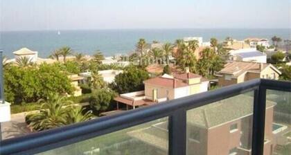 Lomamökki uima-altaineen, parveke, UK-TV, ilmastointi, ilmainen langaton internet, kauniit merinäkymät!