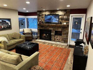 Smart TV, caminetto, lettore DVD, libri