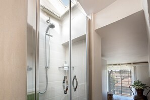 Badekar, hårtørrer, bidet, håndklæder