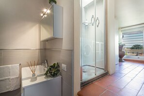 Bathtub, hair dryer, bidet, towels