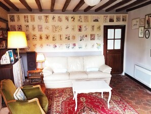 TV, fireplace, books, stereo - The old grocer's shop (Le Cercueil)