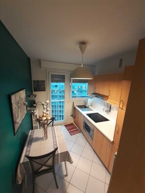 Fridge, microwave, oven, stovetop