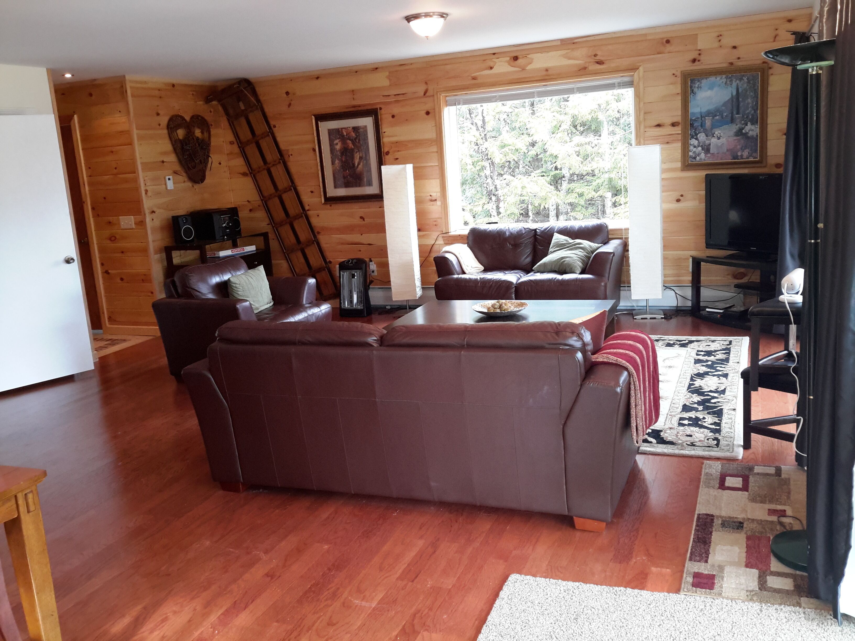 Luxury Wood Resort  with lake access, close to town, family-friendly,sleeps 8-12
