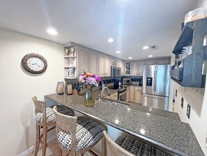 Jääkaappi, mikroaaltouuni, uuni, liesi