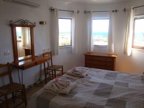 3 slaapkamers, een strijkplank/strijkijzer, wifi, beddengoed