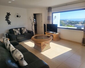Fernseher, Bücher, Musikbibliothek, Videothek