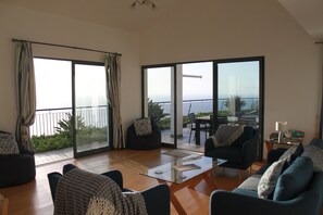 智能電視、DVD 播放機、乒乓球設施、書籍