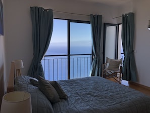 4 bedrooms, iron/ironing board, travel crib, free WiFi - Quinta Falcoes, luxury villa, sleeps 8, stunning sea views, heated pool (Faja Da Ovelha)