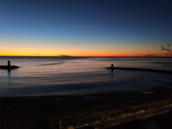 Sulla spiaggia, lettini da mare