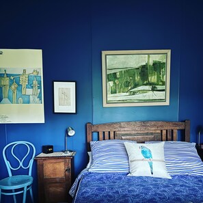 2 habitaciones, tabla de planchar con plancha y ropa de cama