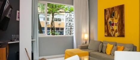 Smart-TV, DVD-Player, Kinderspielzeug, Bücher