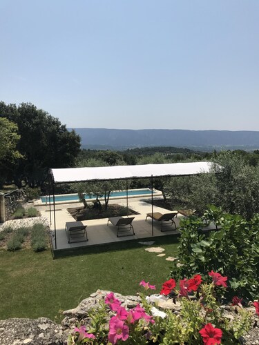 Provenzalisches Mazet mit herrlichem Blick auf den Luberon im Herzen des provenzalischen Schwimmbades