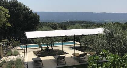 Provenzalisches Mazet mit herrlichem Blick auf den Luberon im Herzen des provenzalischen Schwimmbades