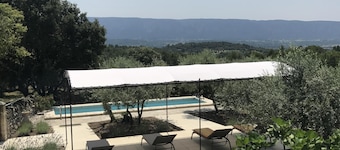 Mazet provençal avec vue dominante sur le Luberon piscine privée et clim