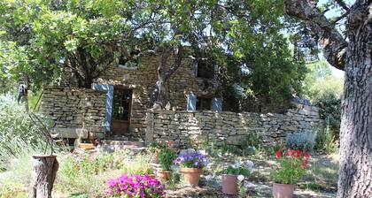 Mazet provençal avec vue dominante sur le Luberon piscine privée et clim
